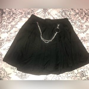 Brand: Hot Topic
Black mini skirt with silver chain, size medium, (sm)